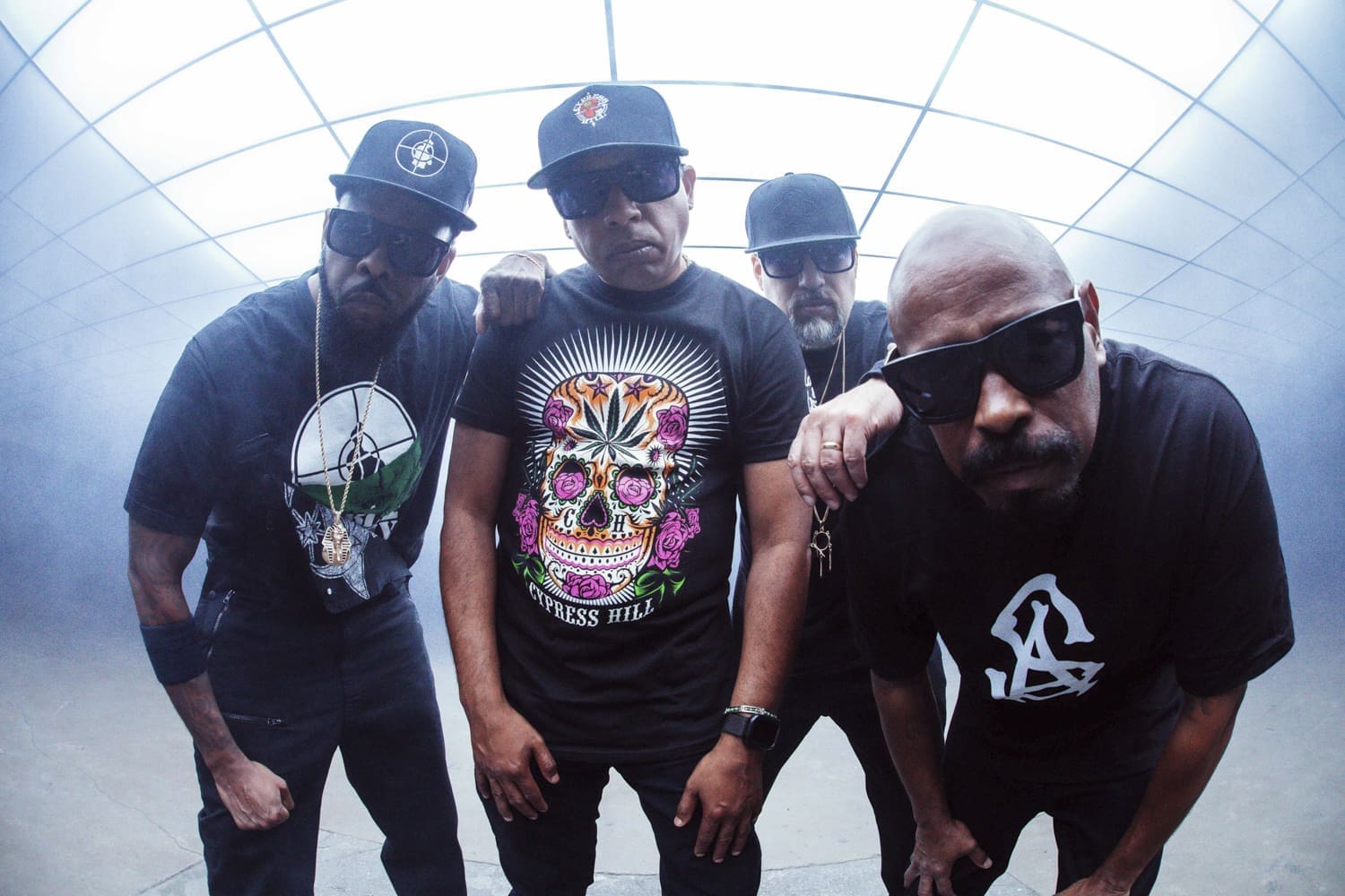Gruppenfoto Cypress Hill, alle mit Sonnenbrille und schwarz gekleidet