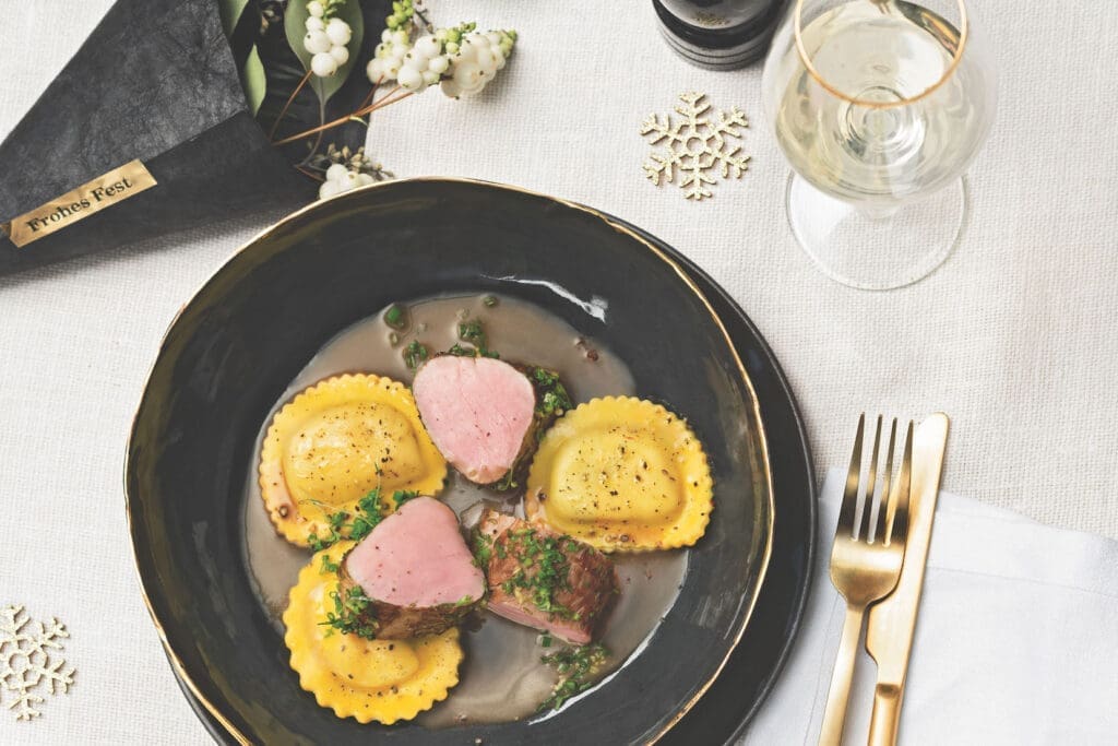 Gedeckter Tisch mit Fleisch von PENNY in bester und Teigtaschen.