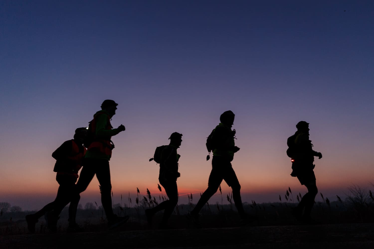 fünf Personen im Sonnenaufgang