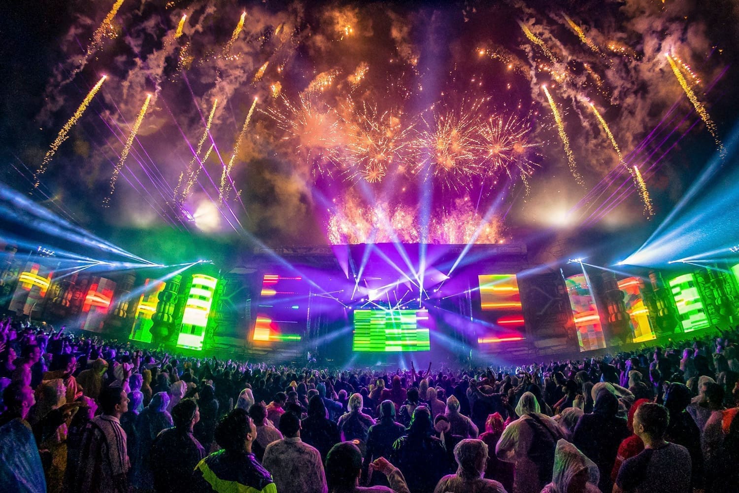 Feuerwerk vor der Bühne am FM4 Frequency Festival