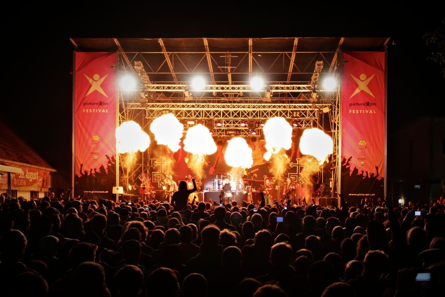 Blick über das Publikum auf die Bühen des Picture on Festivals.