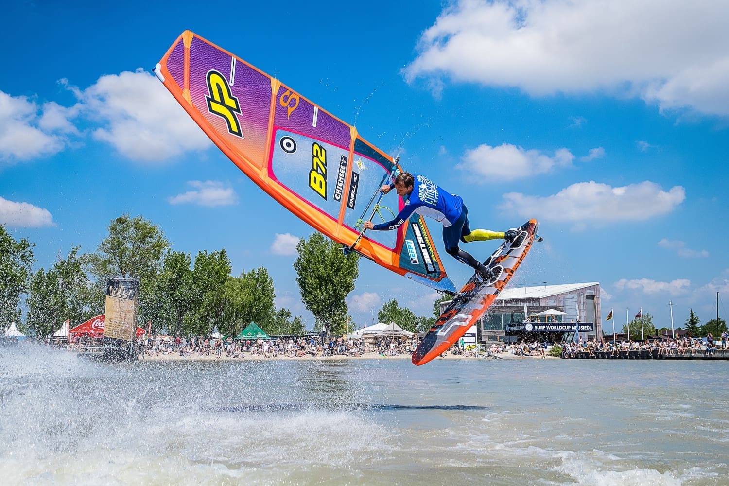 Windsurfer beim Sprung über dem Wasser