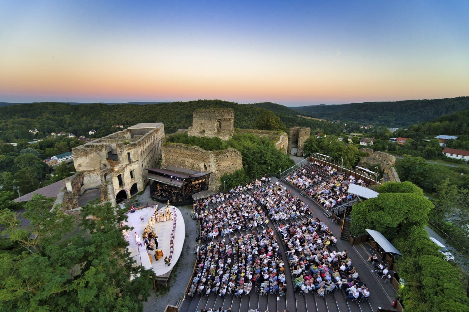 Luftaufnahme Oper Burg Gars, im Hintergrund Sonnenuntergang, gefärbter Abendhimmel