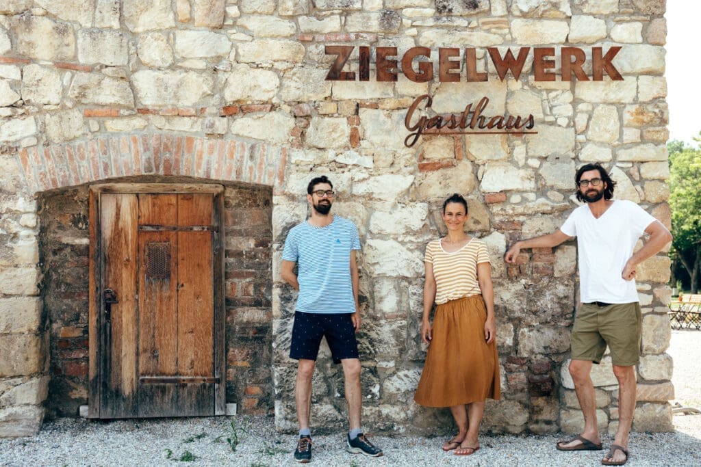 Werner és Roland Tschiedel állnak Julia Weberrel a Ziegelwerk vendéglő előtt