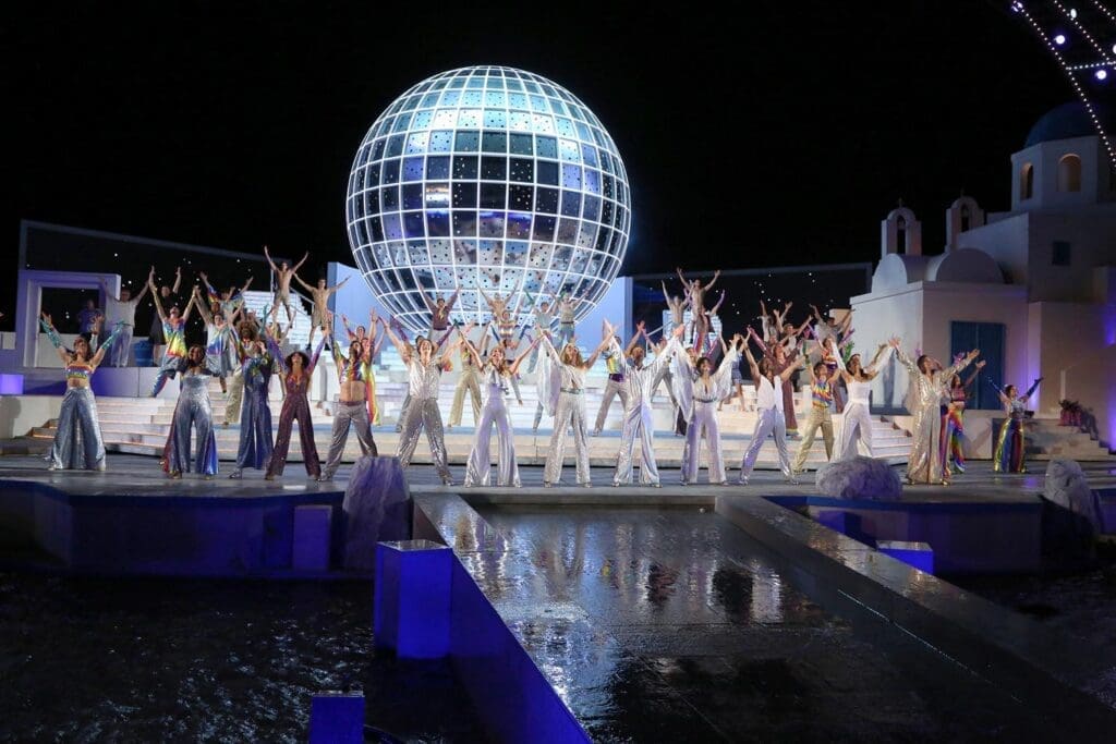 Stars von MAMMA MIA! performen auf der Bühne in Mörbisch