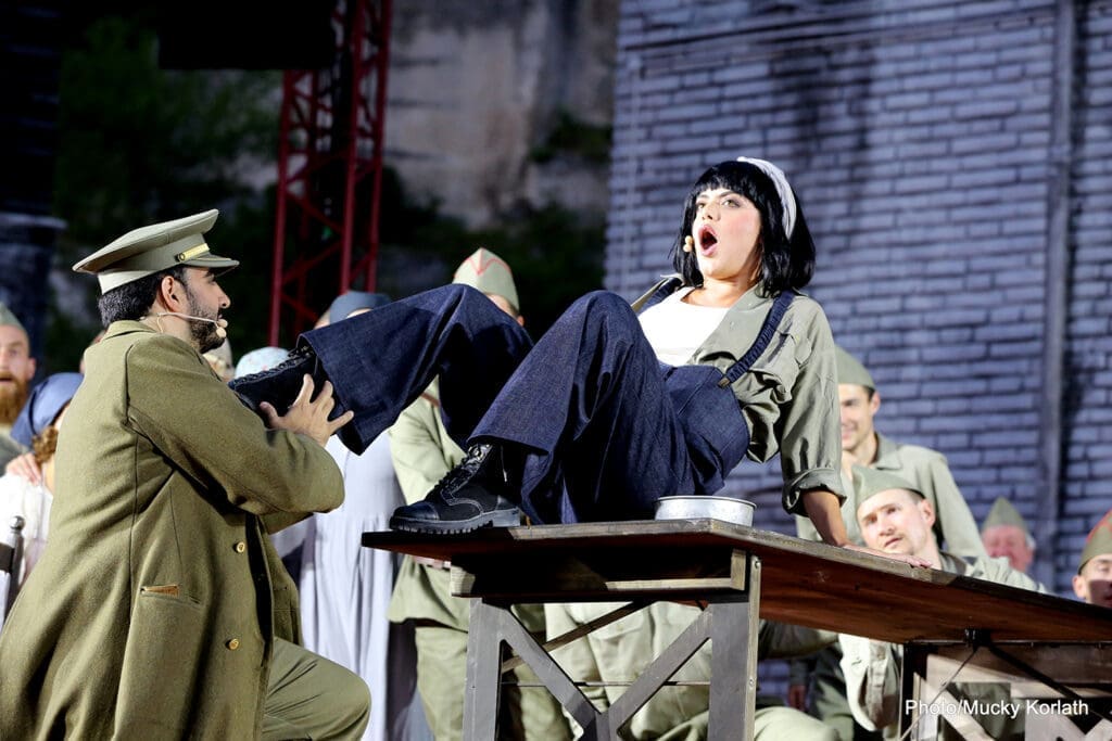 Joyce El-Khoury als Carmen auf der Bühne bei der Oper im Steinbruch St. Margarethen