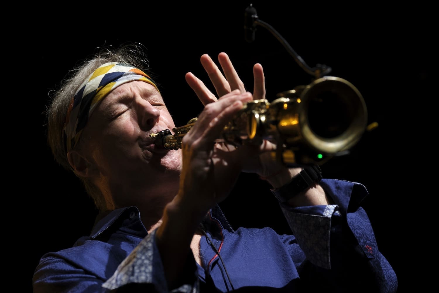 Bill Evans mit Saxophon (und Stirnband) vor schwarzem Hintergrund © www.billevanssax.com