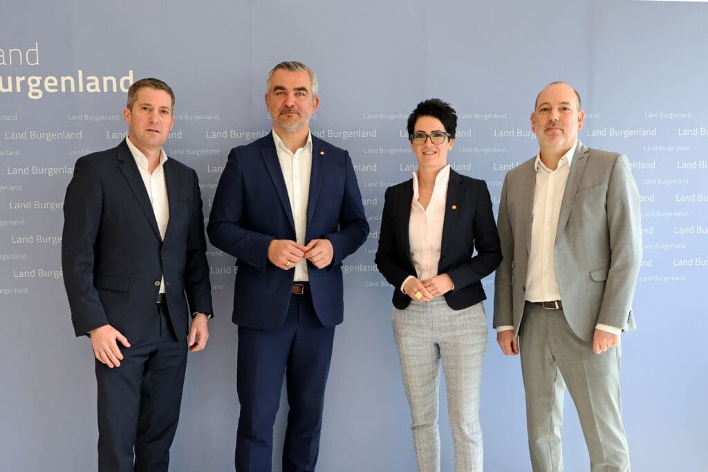 Balról jobbra: Johann Thiesz, a Bau und Betrieb Burgenland (BBB) ügyvezetője, Heinrich Dorner infrastrukturális tartományi tanácsos, Jutta Benedek, a Landesimmobilien Burgenland (LIB) ügyvezetője és Wolfgang Heckenast, a burgenlandi tartományi kormányzat Vízügyi, Klíma- és Energiaügyi Osztályának vezetője